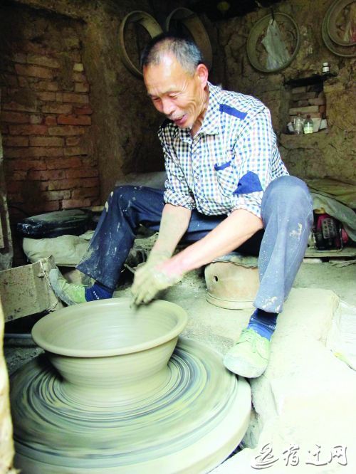 沭阳匠人王银高制作土陶50年 希望有人能传承下去(3)