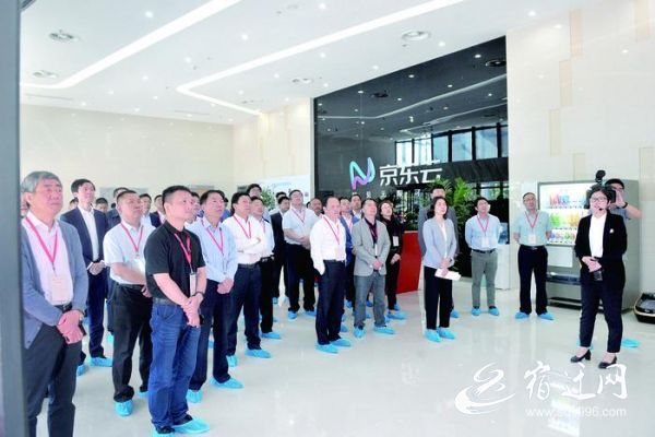 嘉宾们在参观京东华东云数据中心
