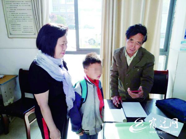 （全媒体）宿豫热心市民打的送孩子到校园((176597)-20190524081450