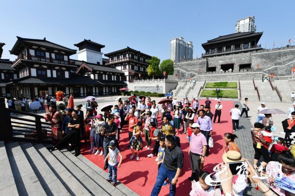 6月7日，游客在宿迁市项王故里景区参加特(201128)-20190610171204