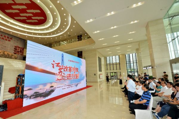 启动现场（新华报业全媒体记者+万程鹏+摄）