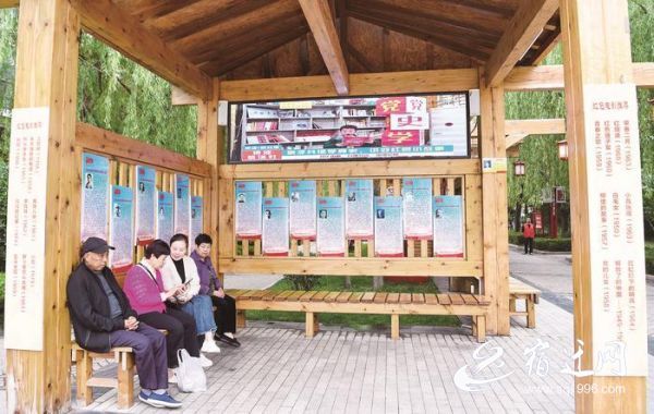 居民在小区党建长廊休息