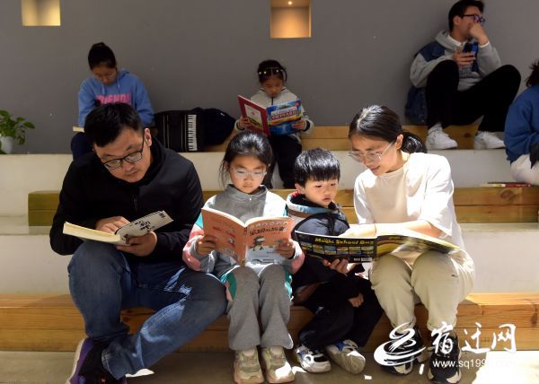 读书日里觅书香(分离图)（全媒体）读书日(2741246)-20230424083555