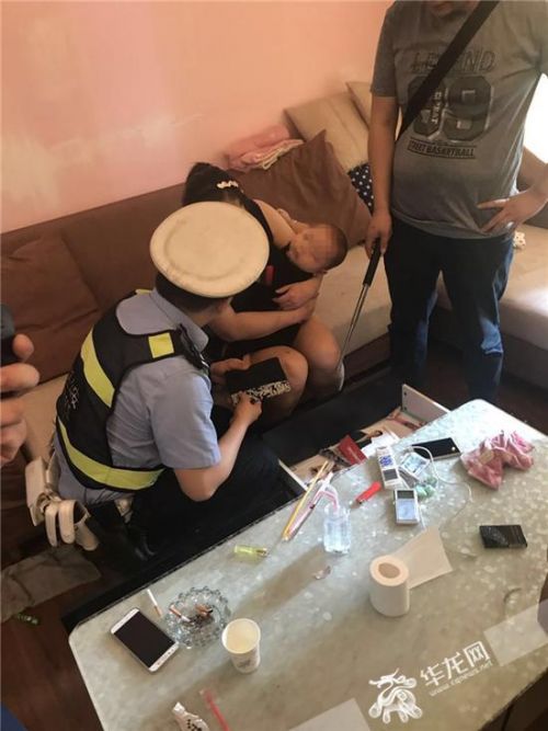 女子吸毒浓烟环绕 不足半岁的婴儿在其身旁"蹭烟"