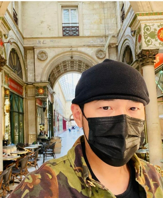 周杰伦久违晒动态称手机忘在巴黎网友却在线催歌